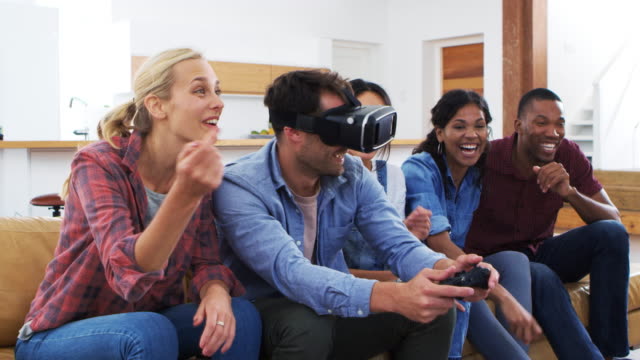Amigos-juego-de-PC-con-casco-de-realidad-Virtual