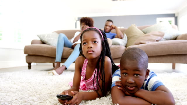 Kinder-vor-dem-Fernseher-im-Wohnzimmer