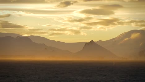 Magische-Antarktis-Sonnenuntergang-mit-Wal-Auslauf
