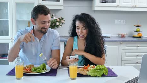 Der-Mann-genervt-von-mit-Smartphone-von-seiner-Frau-beim-Frühstück