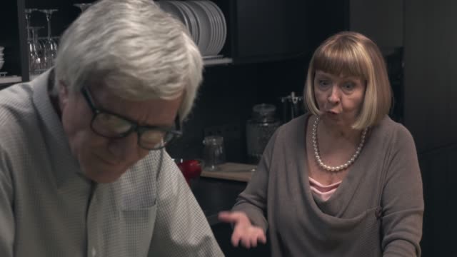 Senior-pareja-discutiendo-en-la-cocina