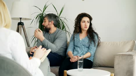 Ehepaar-Streit-und-Zank-während-besuchen-professionellen-Psychologen-und-Ehe-Ratgeber-Büro