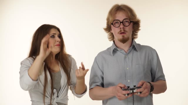 Man-playing-video-games-his-girlfriend-bored-beside-4K