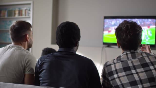 Amigos-viendo-fútbol-en-la-TV-en-casa