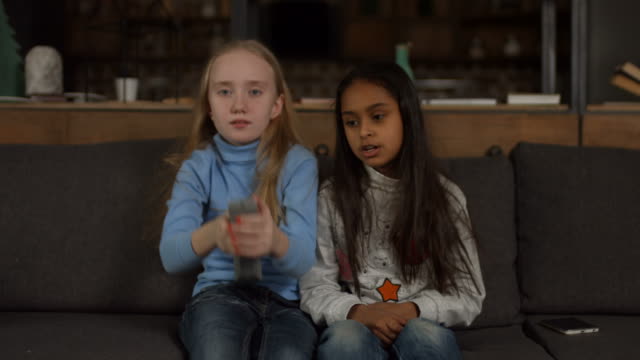 Kleine-Mädchen-auf-dem-Sofa-wechseln-TV-Sender