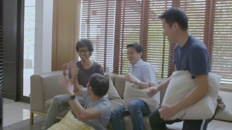 Gruppe-der-asiatischen-Wohnung-paart-sich-gerade-sportlichen-Wettkampf-im-Fernsehen-zu-Hause
