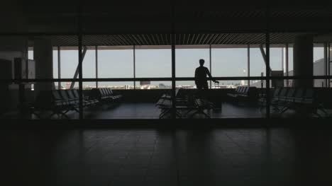 Silhouette-der-Passagier-stehen-in-einem-Flughafen,-Sitzecke