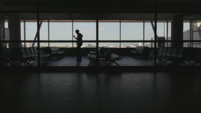 Silhouette-des-Menschen-tanzen-in-einem-Flughafen,-Wartebereich