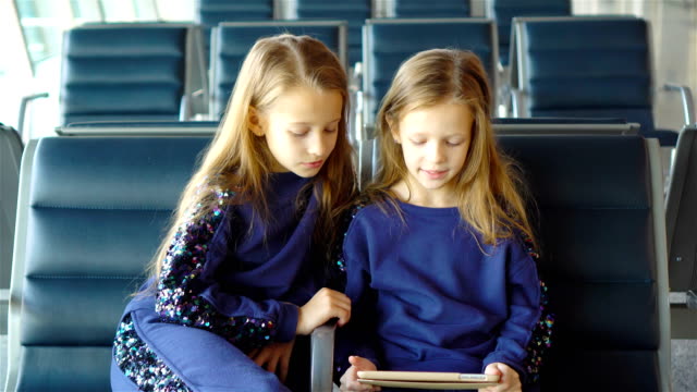 Kleinen-entzückenden-Mädchen-im-Flughafen-in-der-Nähe-großer-Fenster