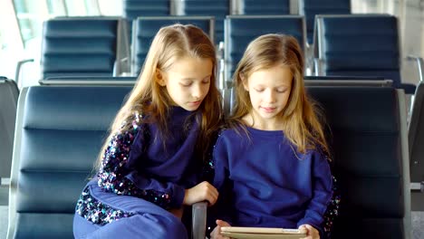 Kleinen-entzückenden-Mädchen-im-Flughafen-in-der-Nähe-großer-Fenster