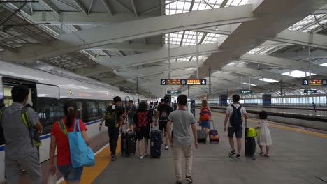 Zhuhai-Stadt-Bahnhof-überfüllt-Plattform-Slow-Motion-Panorama-4k-china