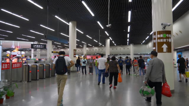 Shanghai-ciudad-tren-estación-metro-hall-lleno-de-gente-lenta-panorama-4k-china