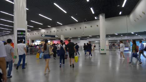 Shanghai-ciudad-tren-estación-metro-hall-lleno-de-gente-lenta-caminando-china-panorama-4k