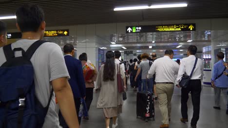 Stadt-Zug-Station-Metro-Hall-überfüllt-Slow-Motion-walking-Panorama-4k-China-Shanghai