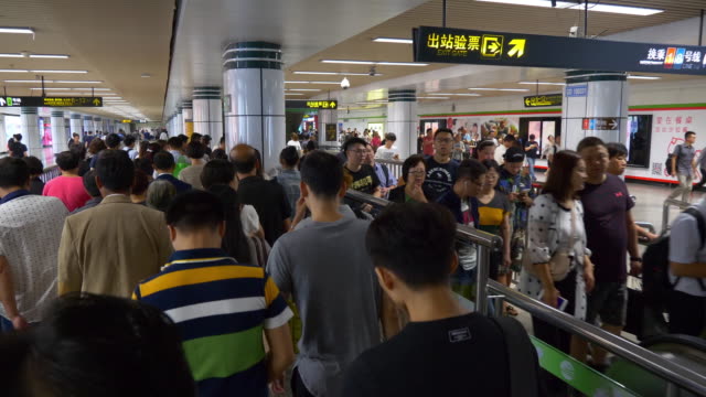 Shanghai-ciudad-tren-estación-metro-hall-lleno-de-gente-lenta-caminando-china-panorama-4k