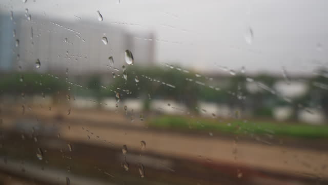 trainieren-Sie-regnerischen-nasse-Fenster-Fahrt-Zeitlupe-Pov-Panorama-4k-china
