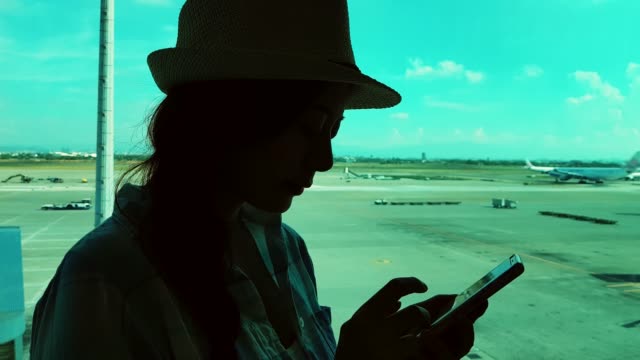 silhouette-shot-of-Airport-beautiful-woman