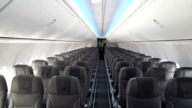 El-avión-de-pasajeros-moderno-interior