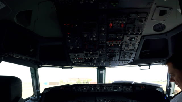 Kapitän-des-Flugzeugs-in-das-Cockpit-des-Piloten-bereitet-sich-ausziehen
