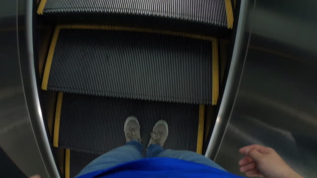 Menschen-mit-Skateboard-auf-Rolltreppe