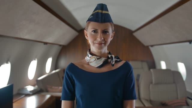 Junge-Stewardess-innerhalb-von-Privat-Jet-Kabine
