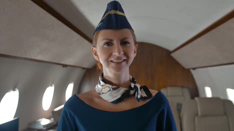 Junge-Stewardess-innerhalb-von-Privat-Jet-Kabine