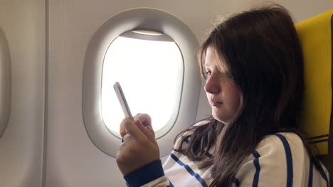 Chica-adolescente-usa-smartphone-en-plano