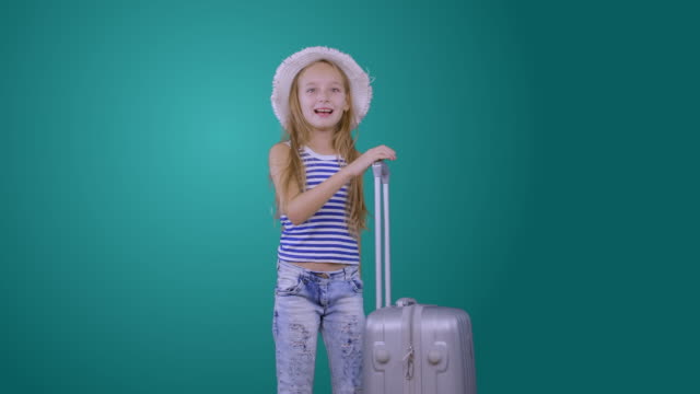 Reisen-Mädchen-mit-Koffer,-Pass-und-Ticket-auf-grünem-Hintergrund-isoliert