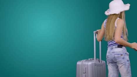 Niña-turismo-con-maleta-de-viaje-y-teléfono-móvil-aislado-sobre-fondo-verde