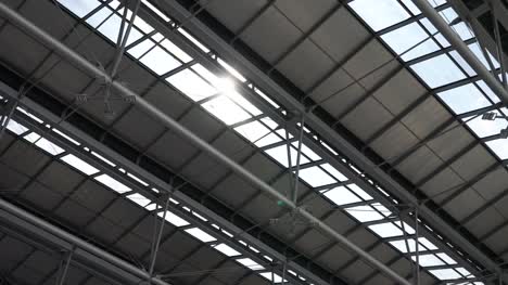 Shiny-sun-light-passing-through-the-building-roof-and-glass-ceiling,-creating-sunlight-flare