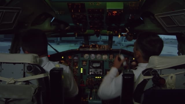 Pilotos-en-cabina-preparándose-para-el-vuelo