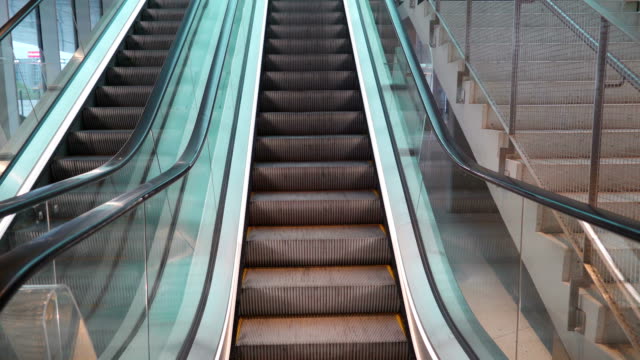 Una-escalera-mecánica-subiendo-en-el-segundo-piso-en-Estocolmo-Suecia