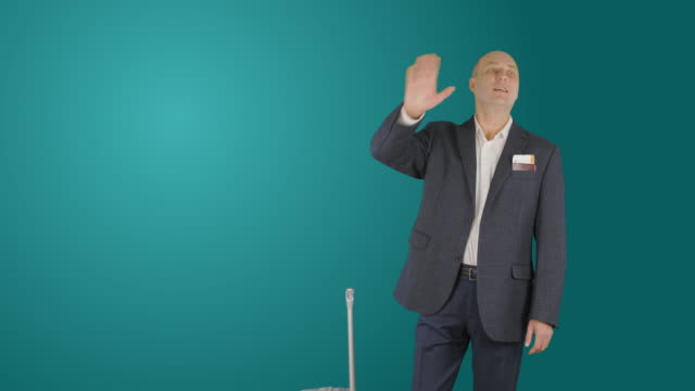 Business-Mann-mit-Koffer-winken-Hand-beim-Treffen-im-Flughafen-auf-grünem-Hintergrund
