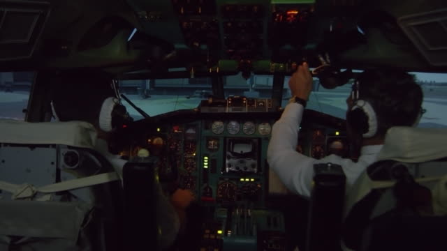 Piloten-im-Cockpit,-die-Vorbereitung-für-den-Start