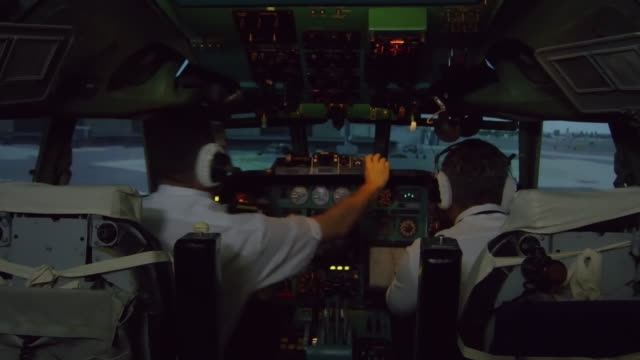 Kapitän-und-Co-Pilot-Flug-vorbereiten