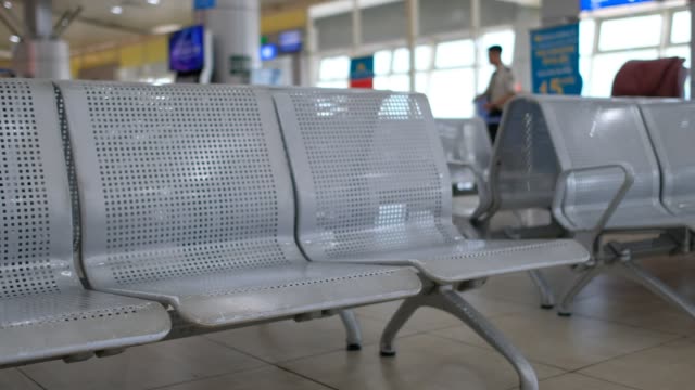 Nadie-en-la-zona-de-sillas-en-el-aeropuerto,-estación-de-autobuses-a-la-espera