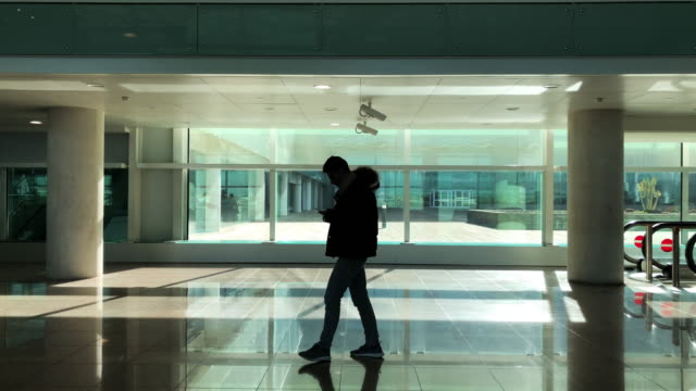 Hombre-caminando-por-el-aeropuerto