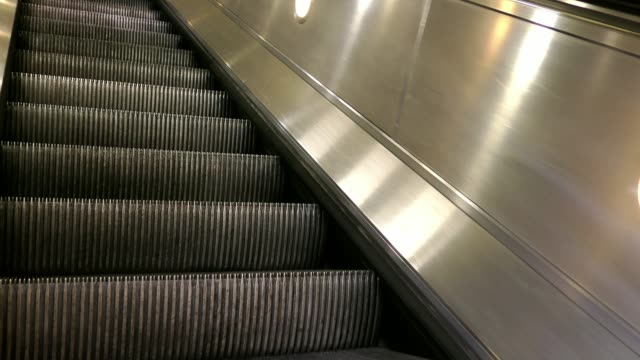 Escaleras-mecánicas-en-la-estación-de-metro-de-Londres