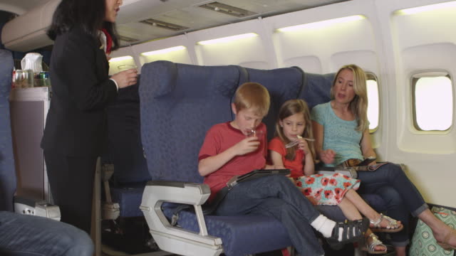 Madre-con-dos-niños-pequeños-en-avión