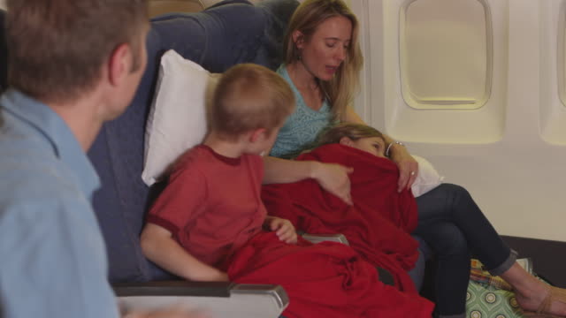 Familie-stopfte-in-Kinder-schlafen-im-Flugzeug