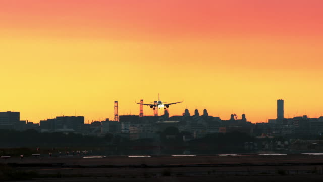 Chorro-Avión-aterrizando-en-el-aeropuerto-en-puesta-de-sol