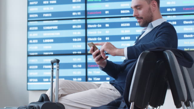 Mann-mit-Telefon-beim-Boarding-warten-am-Abflug-Lounge-am-Flughafen.