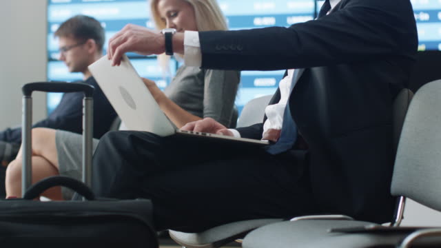Geschäftsmann,-arbeiten-am-Laptop-beim-Boarding-warten-bei-Abflug-Lounge-am-Flughafen.