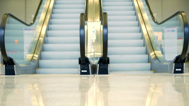 The-movement-of-the-beautiful-escalator-up-and-down,-without-people.