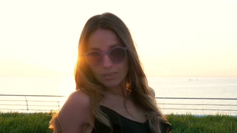 Portrait-von-junge-attraktive-Frau-mit-Sonnenbrille-am-Meer