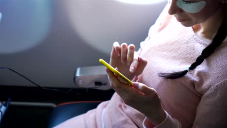 Glückliche-Mädchen-Reisen-mit-dem-Flugzeug.-Süßes-Kind-mit-Laptop-in-der-Nähe-von-Fenster-im-Flugzeug