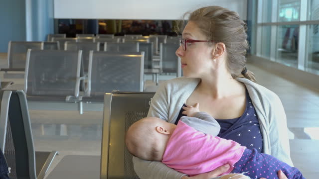 Lactancia-materna-de-una-mujer-de-su-hijo-en-el-aeropuerto