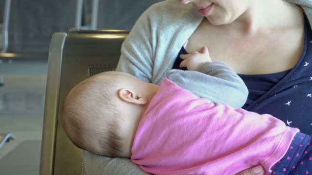 Lactancia-materna-de-una-mujer-de-su-hijo-en-el-aeropuerto