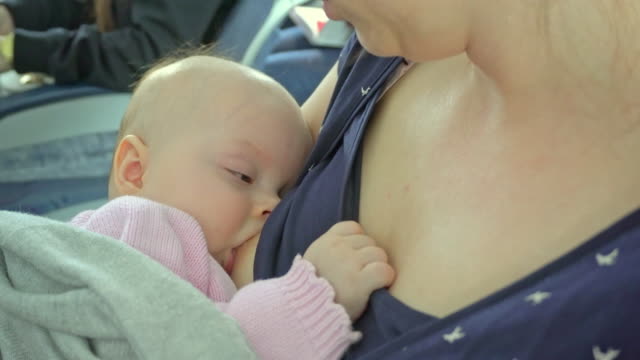 Lactancia-materna-de-una-mujer-de-su-hijo-en-un-avión