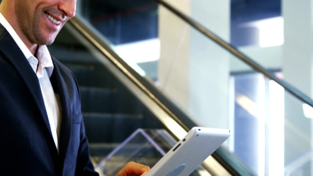 Hombre-de-negocios-usando-tableta-digital-